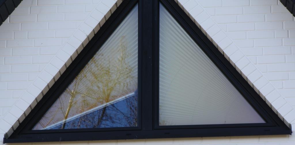 Plissee-Sonderanfertigung für Dreieckfenster (Überlänge)