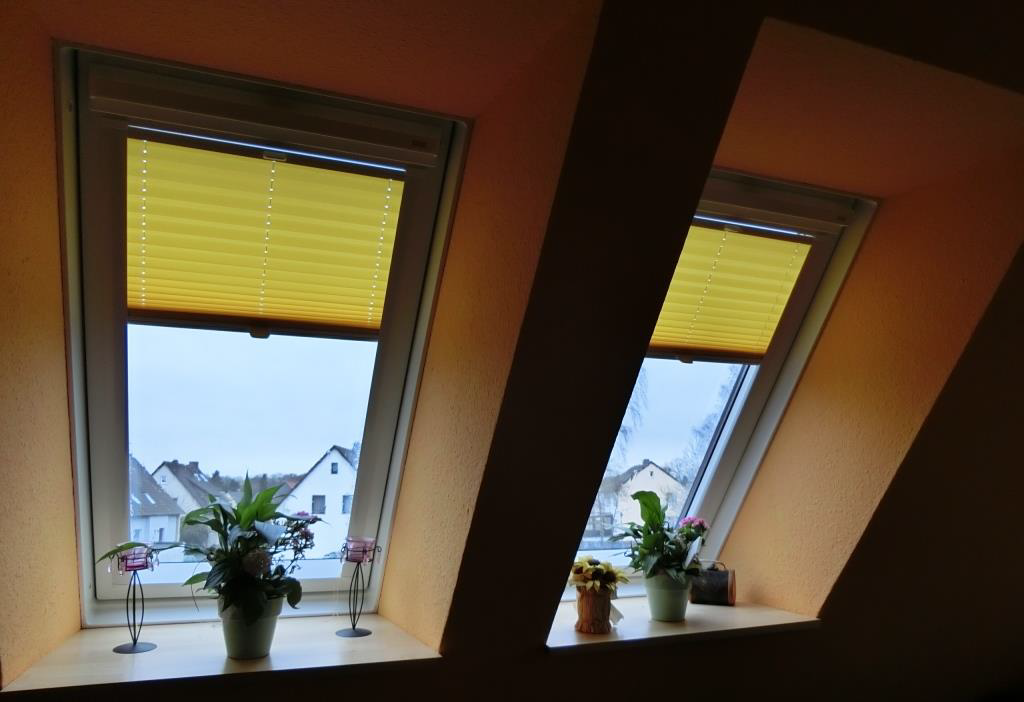 Velux Dachfenster mit Plissees halboffen